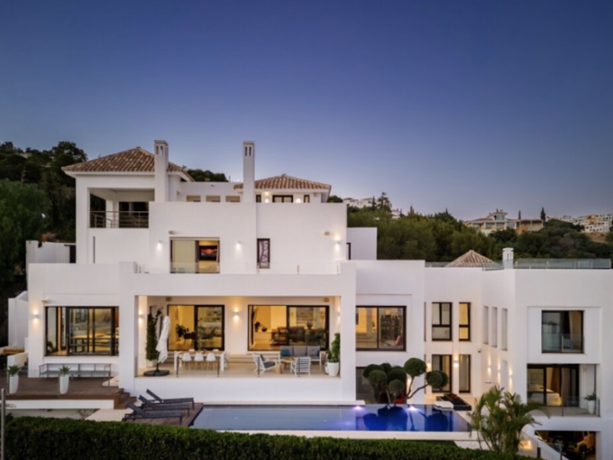 Promoción Moderna villa en la prestigiosa urbanización, obra nueva en Málaga (Revista)