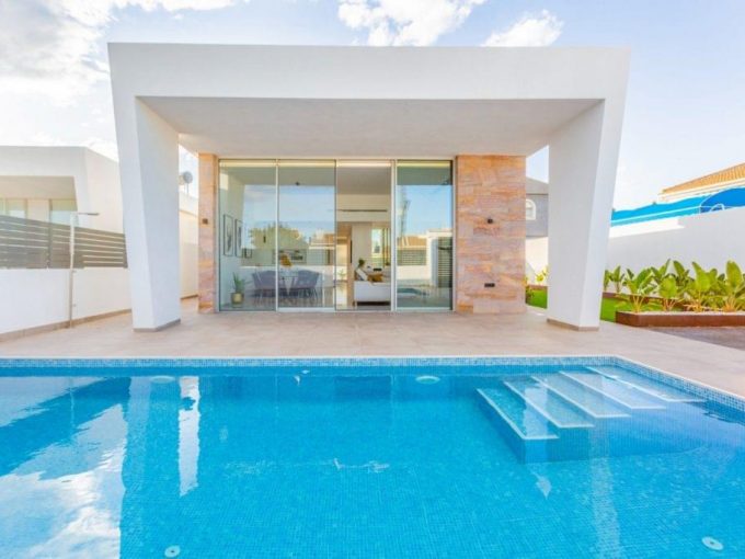 Promoción Villas modernas, obra nueva en Torrevieja (Revista)