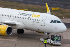 Vueling: 50 young Jews were planted from an airplane in Valencia