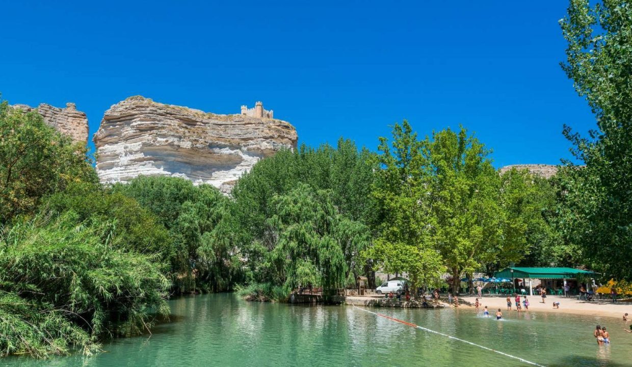 Где в Испании найти идеальное место для отдыха у воды без моря