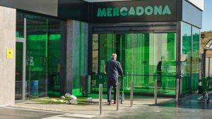 What shops will open on the holiday of Santiago in Navarra?