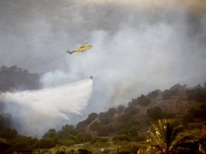 El incendio forestal en Cordova se intensificó nuevamente: se evacuaron docenas de casas y un club deportivo