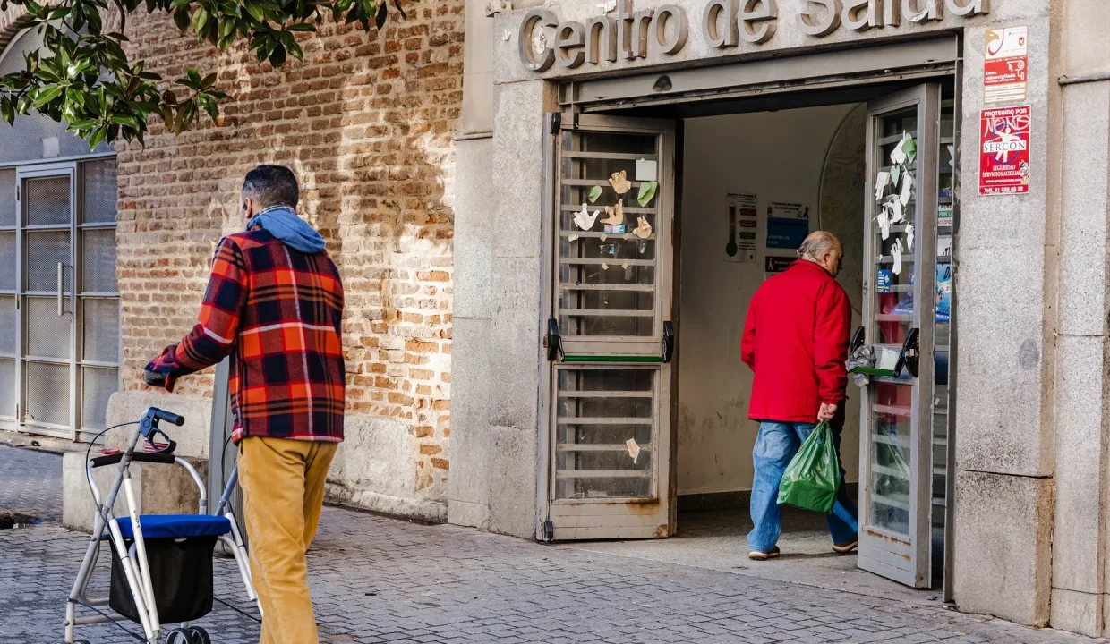 un hombre entra en el centro de salud de lavapies a 5 de enero de 2024 en madrid espana