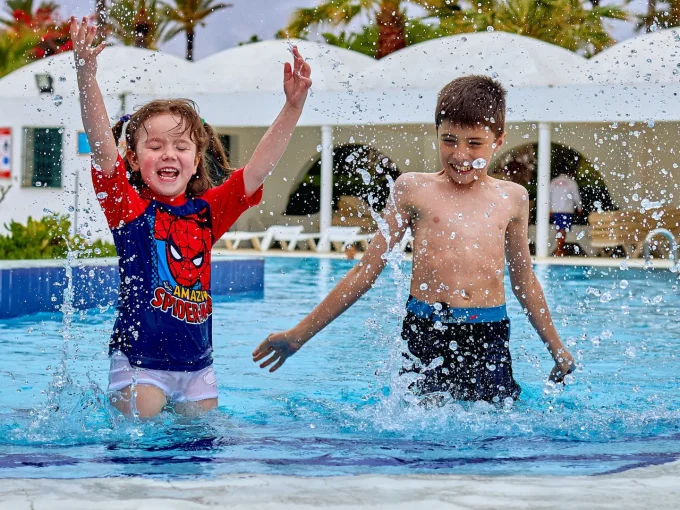li puede mi hijo traerse a amigos todos los dias a la piscina de la comunidad